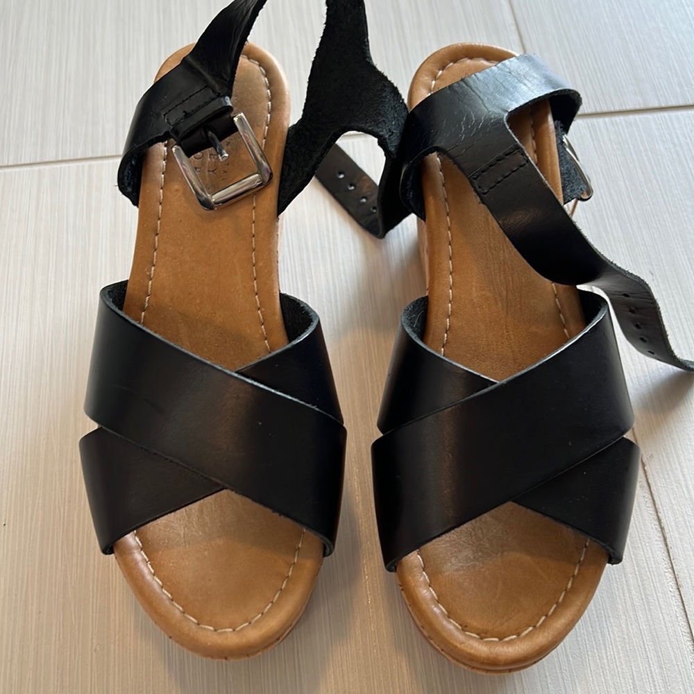 Barney’s like new !! cork and black leather platform sandals silver ankle buckle